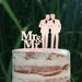 Cake Topper (Männerpaar), Mr & Mr, Hochzeit, Verlobung, Trauung, Acryl/Holz, Tortenstecker, Tortenfigur, Tortendeko, Hochzeitstorte, Mann und Mann, Herren, Gay, Schwul, Tortenständer (Beere)