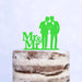 Cake Topper (Männerpaar), Mr & Mr, Hochzeit, Verlobung, Trauung, Acryl/Holz, Tortenstecker, Tortenfigur, Tortendeko, Hochzeitstorte, Mann und Mann, Herren, Gay, Schwul, Tortenständer (Beere)