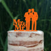 Cake Topper (Männerpaar), Mr & Mr, Hochzeit, Verlobung, Trauung, Acryl/Holz, Tortenstecker, Tortenfigur, Tortendeko, Hochzeitstorte, Mann und Mann, Herren, Gay, Schwul, Tortenständer (Beere)
